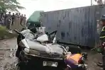 Sebuah-truk-kontainer-B-9107-UEI-menimpa-sebuah-mobil-sedan-Toyota.jpg