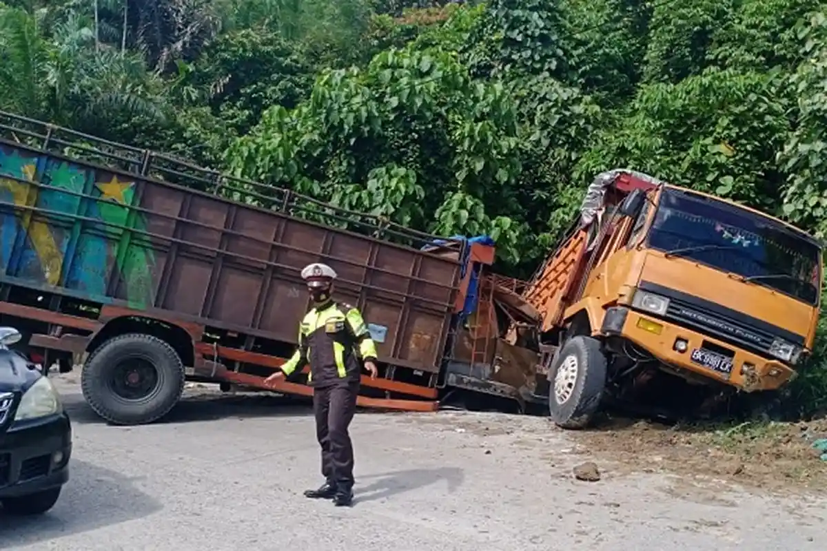 Rem Blong, Truk Fuso Tabrakan di Turunan Lae Kombih Subulussalam