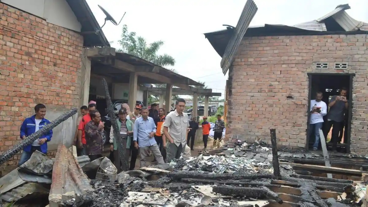 Bachyuni Deliansyah Santuni Korban Kebakaran di Niaso