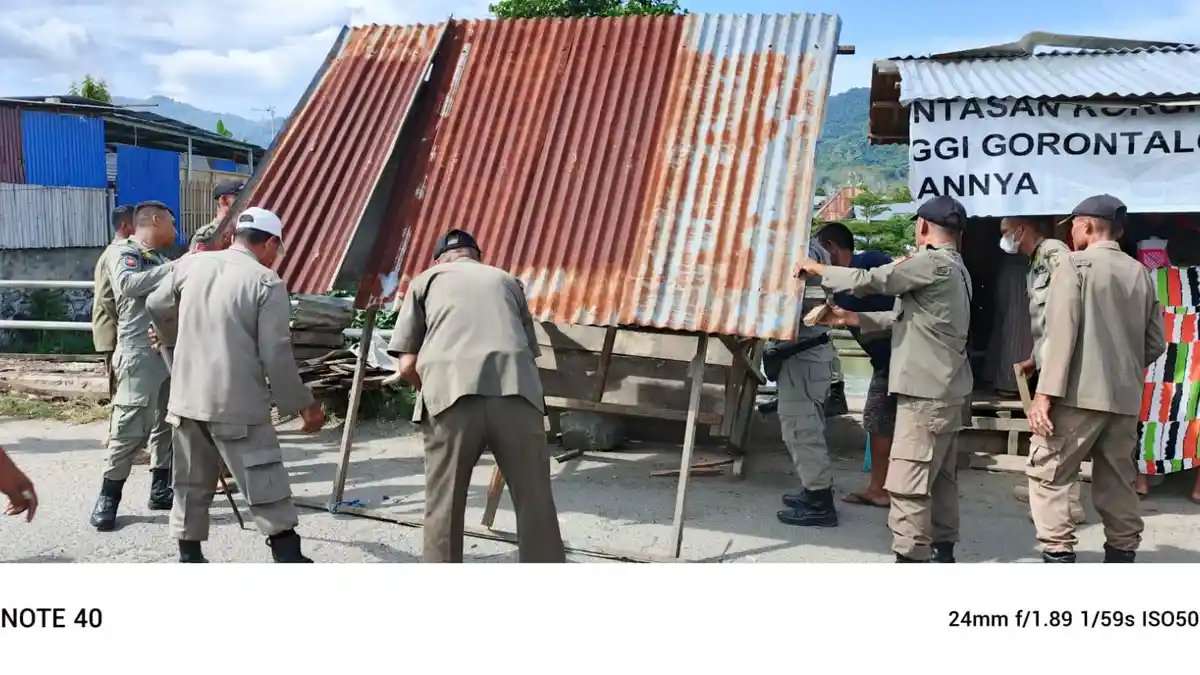 Satpol PP Tertibkan Bangunan Liar di Kawasan Pasar Tua Biawu Kota Gorontalo 