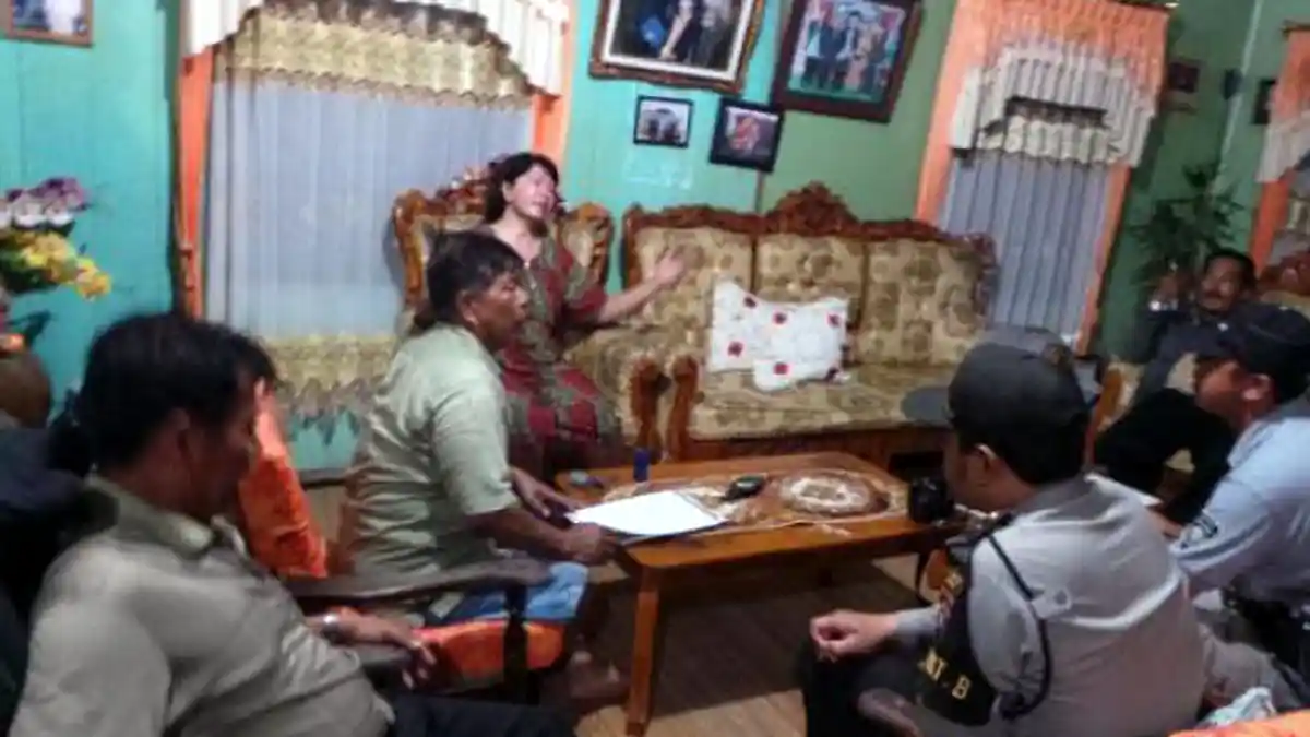 Oknum Polisi Ngamar Digerebek Warga