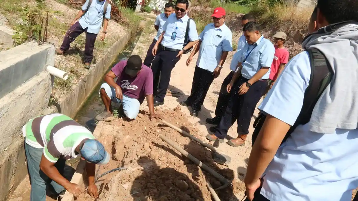 Senin Pagi, ATB Tertibkan Pipa Sambungan Ilegal Lebih dari 150 Meter yang Disambung ke Ruli