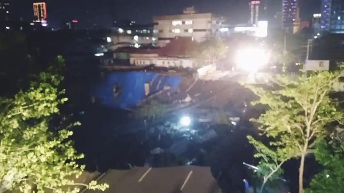 Penyebab Amblesnya Sebagian Jalan Raya Gubeng Surabaya, Tak Ada Kaitan dengan Sesar Gempa