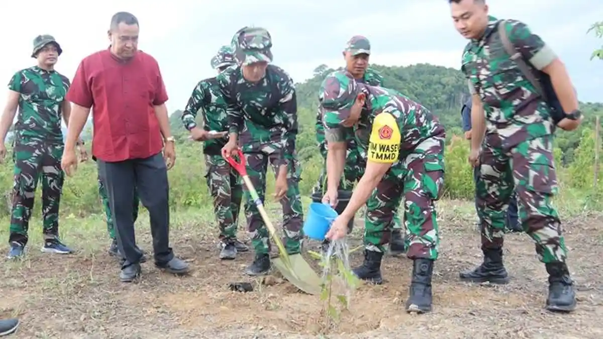 TMMD ke-127 Tanam Pohon Keras di Penutuk, Seimbangkan Pembangunan dan ...