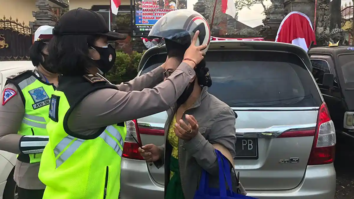 Belasan Polwan di Bangli Bagi-Bagi Helm Gratis