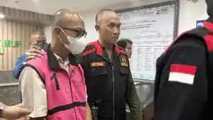 20260609_tersangka-berinisial-AW-ditahan-Kejati-Kaltim.jpg