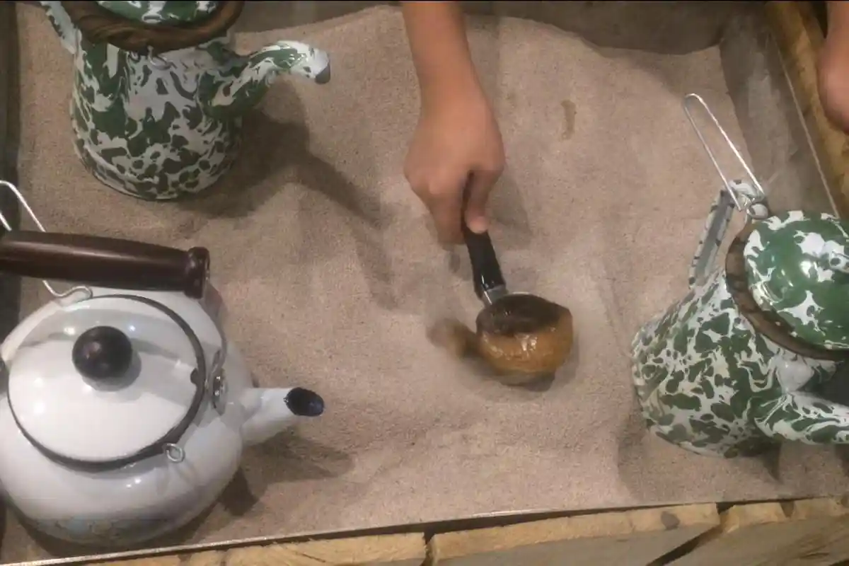 Pecinta Kopi Wajib Coba Nih! Kopi Ala Turkish Style di Kedai Ini Dimasak di Atas Pasir