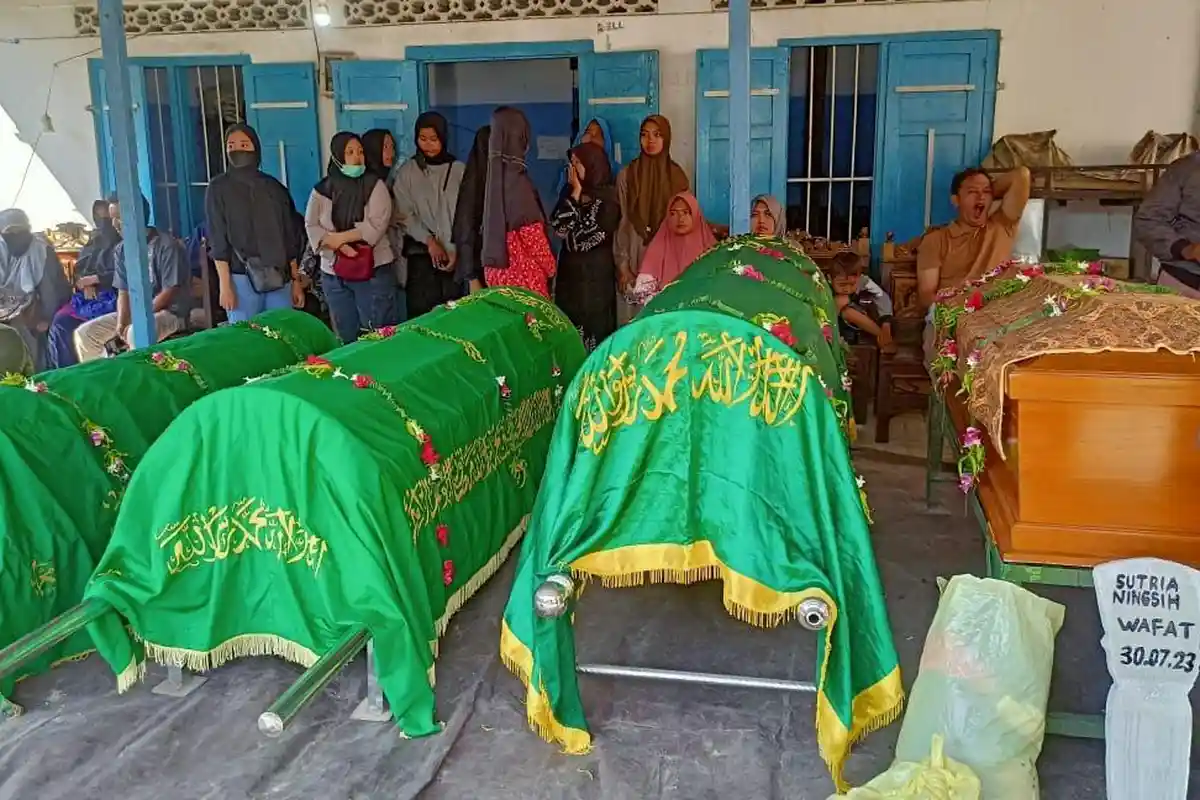 Tangis Haru Mengiringi Pemakaman Satu Keluarga Kecelakaan Maut Kereta Api Dhoho