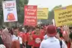Warga Ikuti Fun Walk Bersama ALFAMART