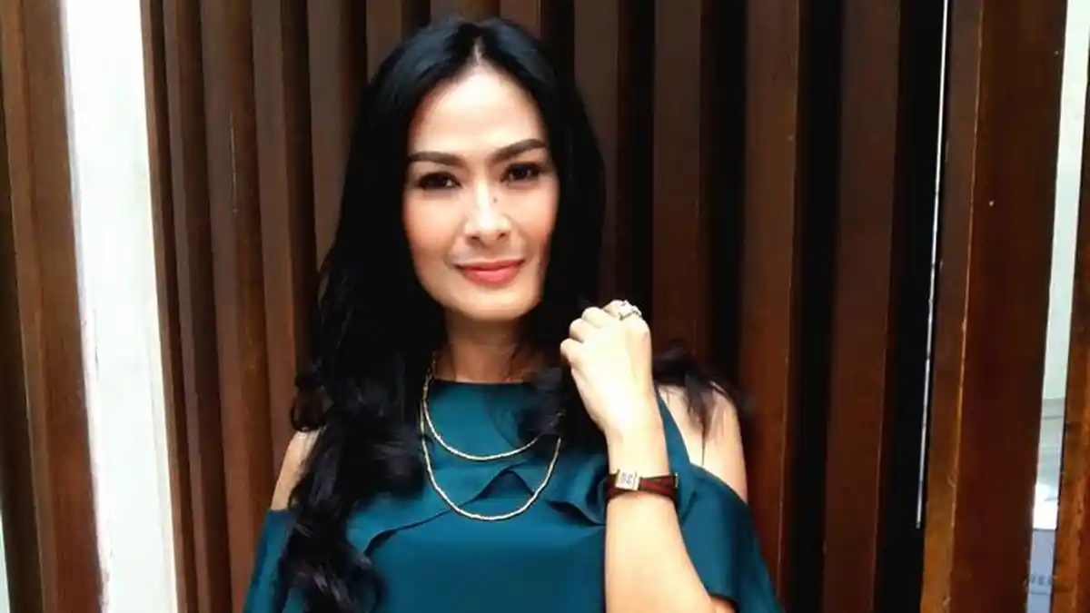 Pesona 'Kumis Lele' dan Wajah Glowing Iis Dahlia di Usia yang Tak Lagi Muda