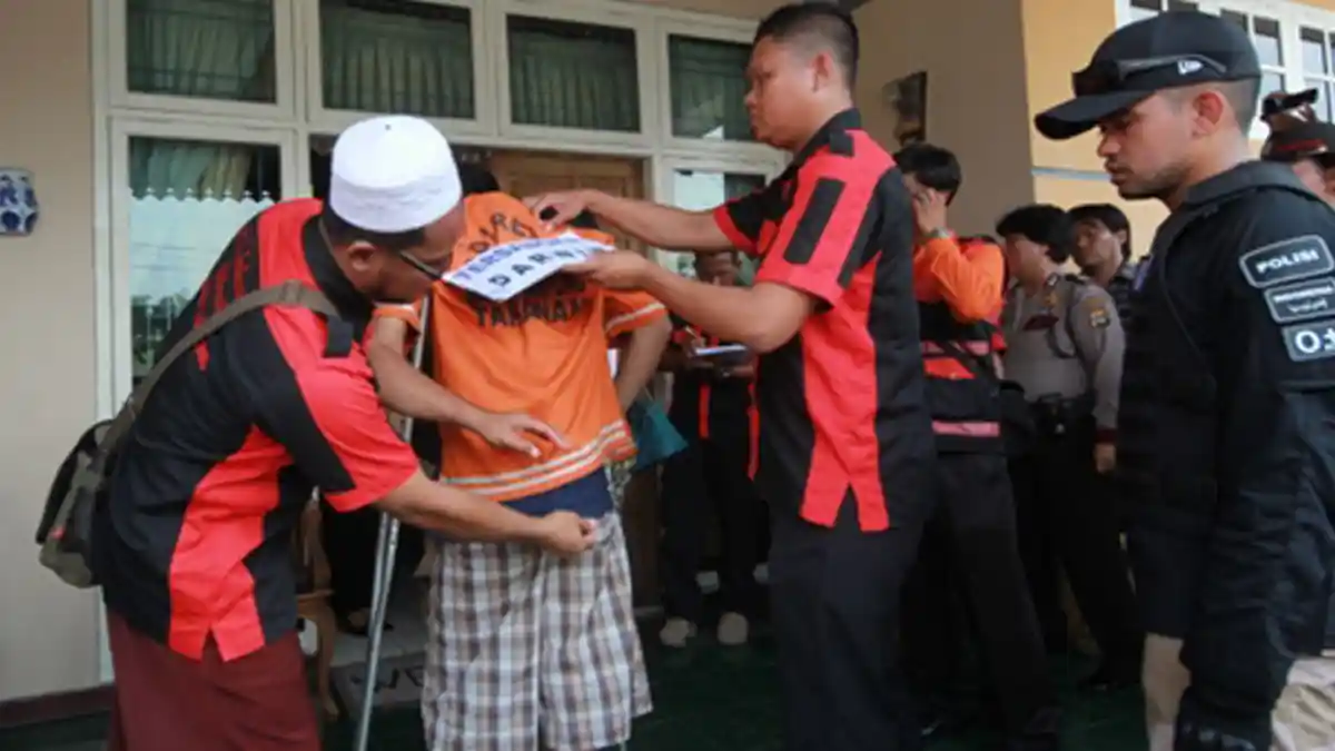 BREAKING NEWS: Setelah Pukul Pakai Linggis, Darwin Cekik Juga Pakai Linggis