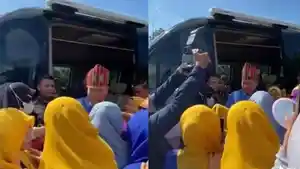 warga-guru-guru-dan-siswa-menyambut-kedapatan-Gubernur-Sulawesi-Tenggara.jpg