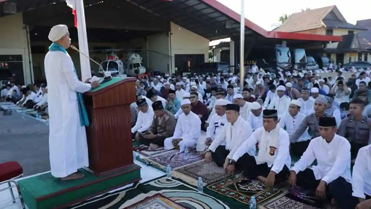 Kapolda Didi Haryono dan Jajaran Salat Ied di Lapangan Jananuraga Mapolda Kalbar