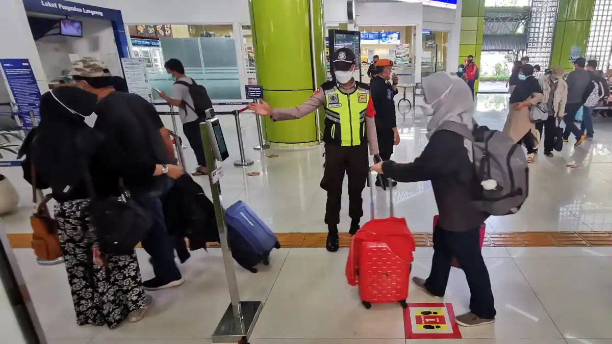 36 Kereta Api dengan 10.100 Penumpang Diberangkatkan dari Stasiun Gambir Hari Ini