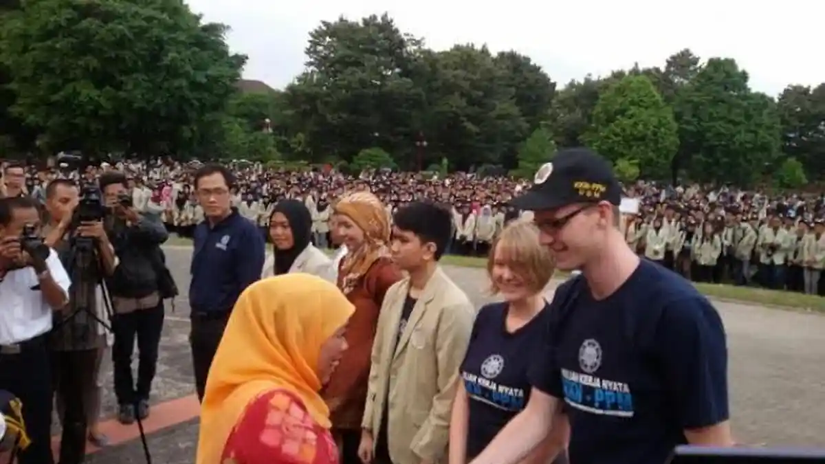 Mensos Lepas Ribuan Mahasiswa UGM KKN ke Seluruh Indonesia