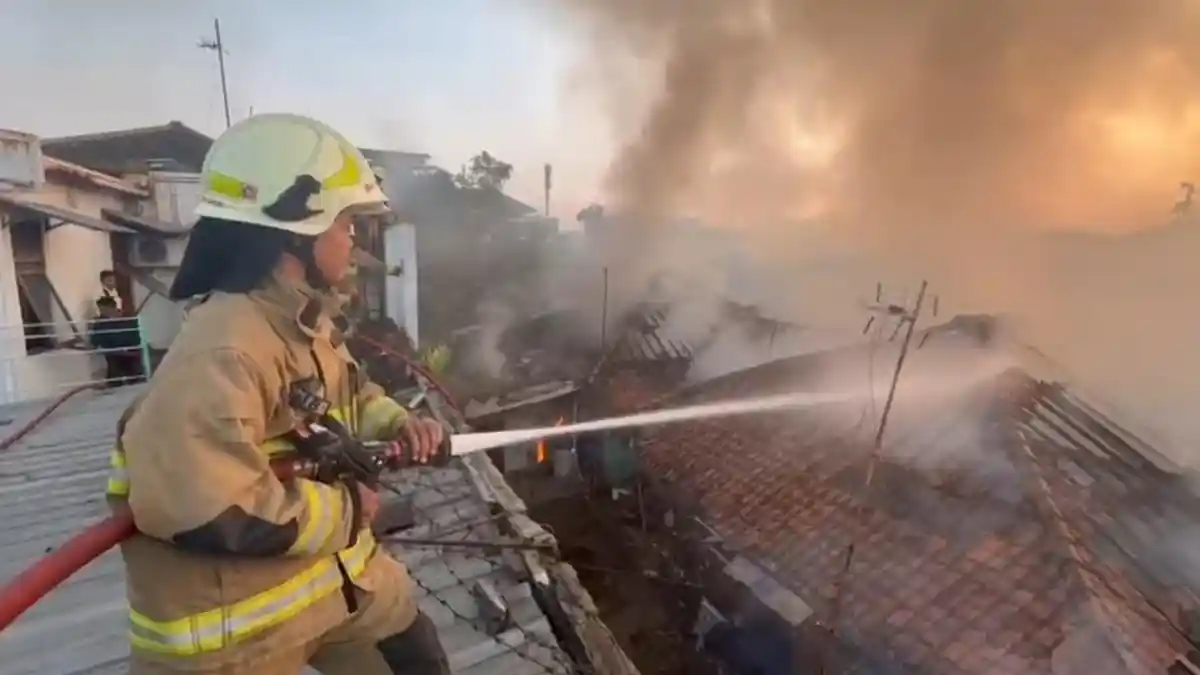 Kebakaran Hanguskan Gudang Kayu di Babakan Ciparay Bandung, Perlu Dua ...