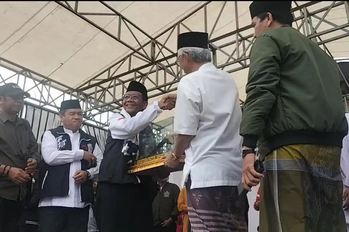 Istigasah di Lampung Utara, Mahfud MD Diberi Badik oleh Tokoh Adat