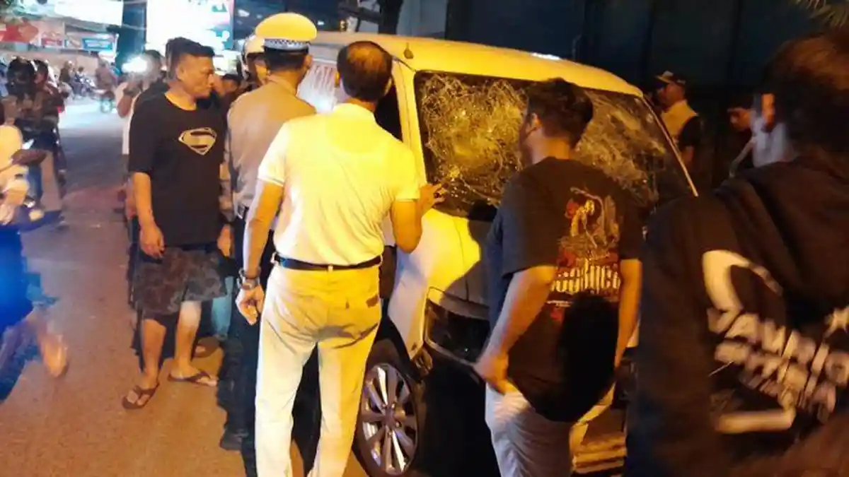 Tabrak Lari di Cimahi, Mobil Minibus Dilempari Warga hingga Sopir Diamankan Polisi