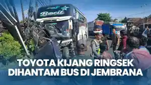 Polisi-dan-warga-berada-di-TKP-bus-tabrak-mobil-hingga-ringsek-di-Jalan-Raya-Denpasar-Gilimanuk.jpg
