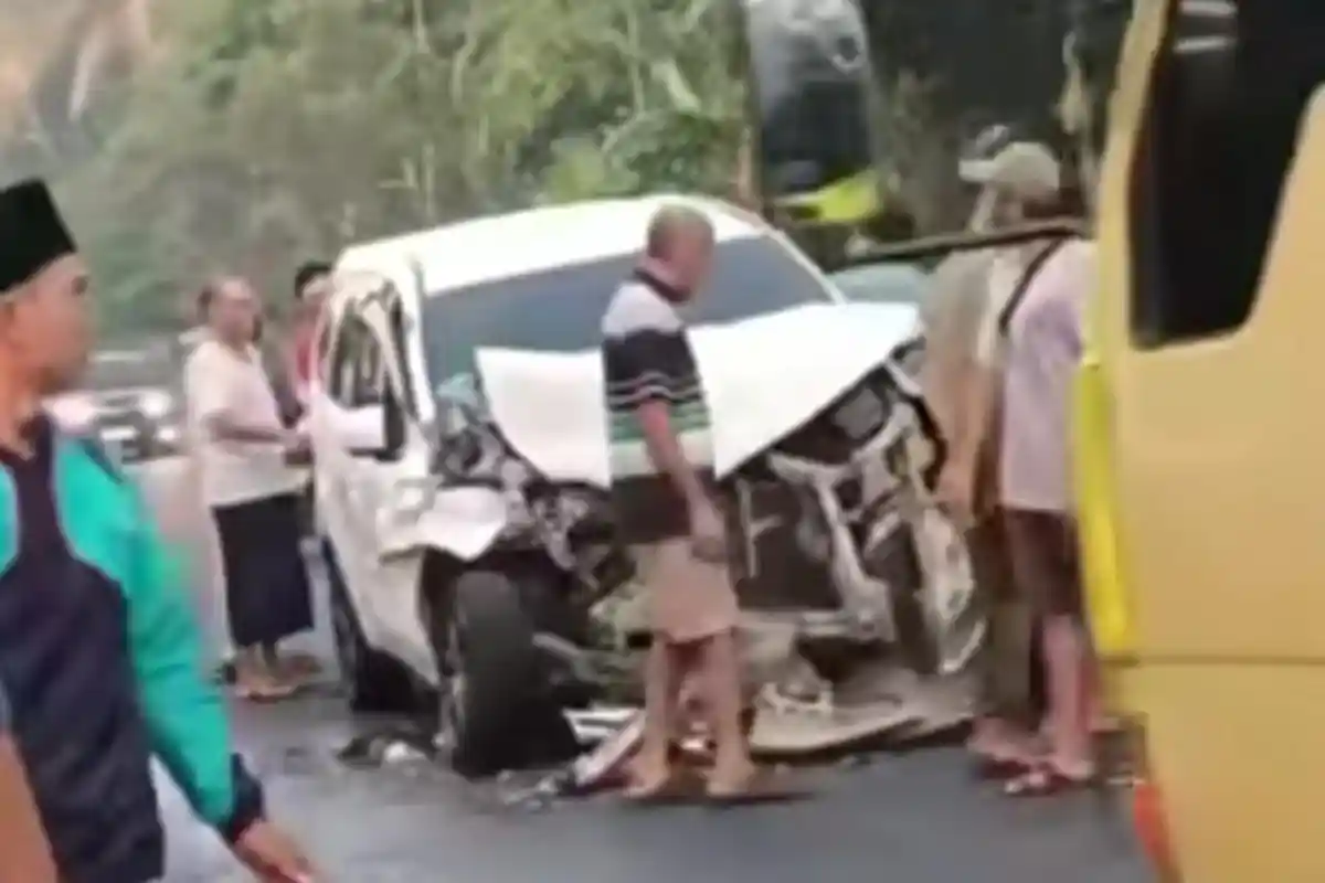 Xenia Hantam Truk Dump di Lumajang Sebabkan 3 Orang Terluka, Warga Kaget Dengar Suara Benturan Keras