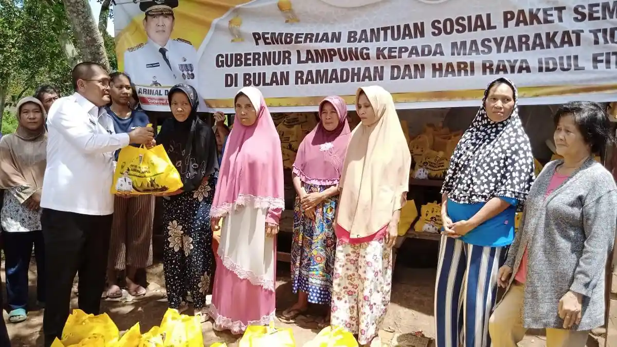 Gubernur Arinal Salurkan 100 Paket Sembako ke Masyarakat di Negeri Olok Gading