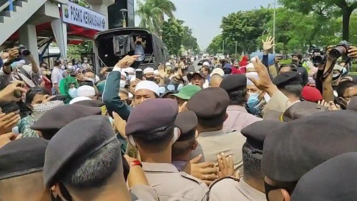 Simpatisan Rizieq Shihab Terlibat Saling Dorong dengan Polisi, Sejumlah Oknum Diamankan