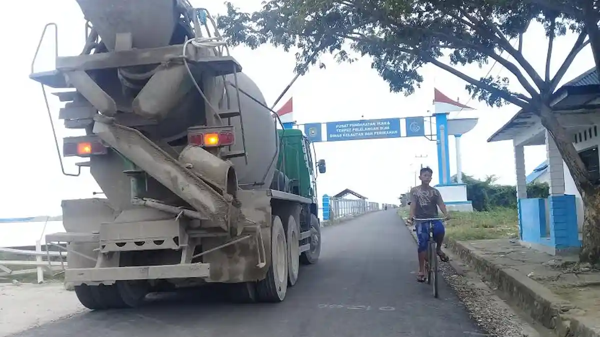 Jalan Masuk Tempat Pelelangan Ikan di Palopo Tak Berlubang Lagi
