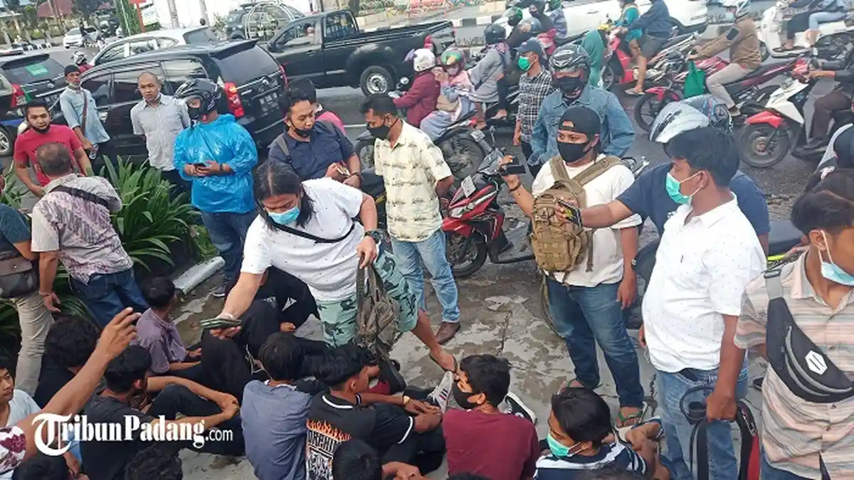 Aparat Amankan 168 Orang di Jalan Dekat Kantor DPRD Sumbar, Ikut Terjaring 5 Perempuan