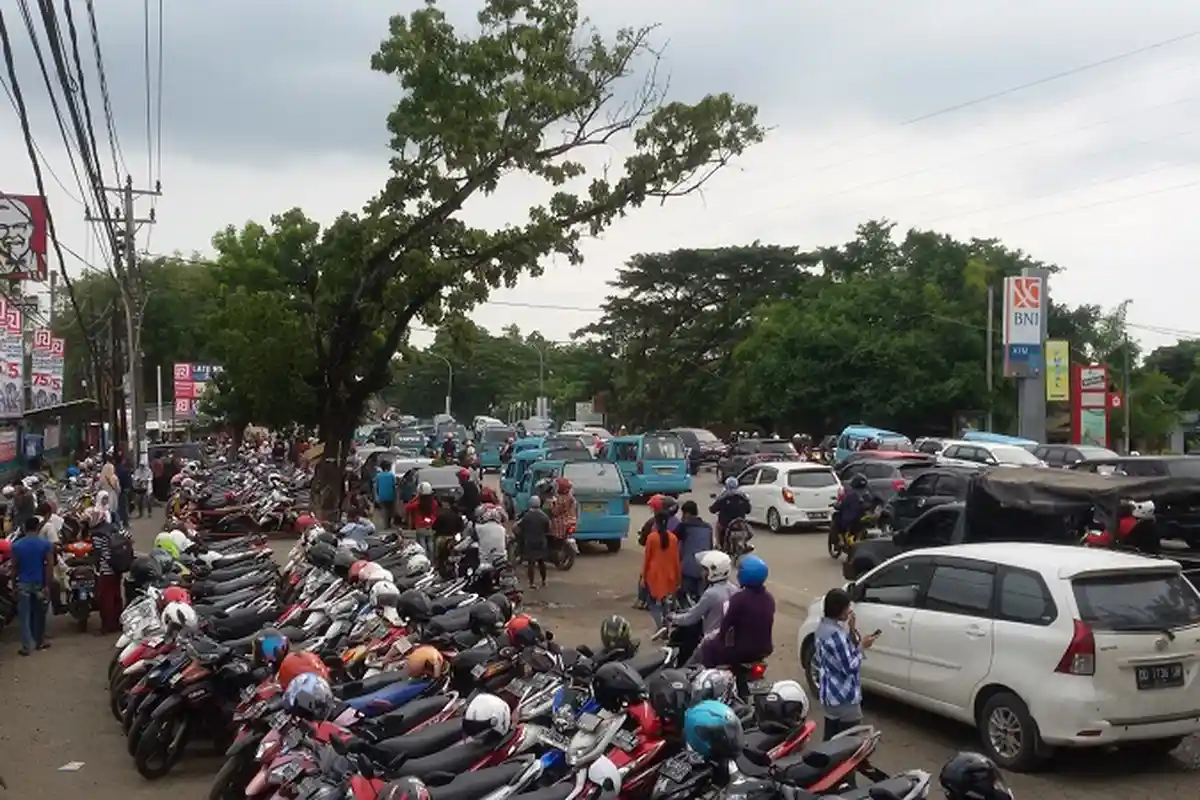 Parkiran Depan Mall M'tos Makin Penuh Jelang Lebaran, Sampai ke Badan Jalan - di-depan-makassar-town-squares_20160626_190219.jpg