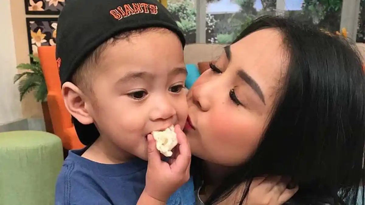 Temani Rafathar Berenang, Wajah Nagita Slavina Jadi Sorotan, Ini Penyebabnya