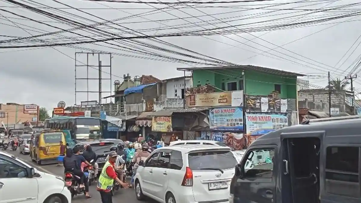 Libur Lebaran Hari Kedua: Lalin di Jalan AMD Lintas Timur Simpang Empat Cikole Pandeglang Macet