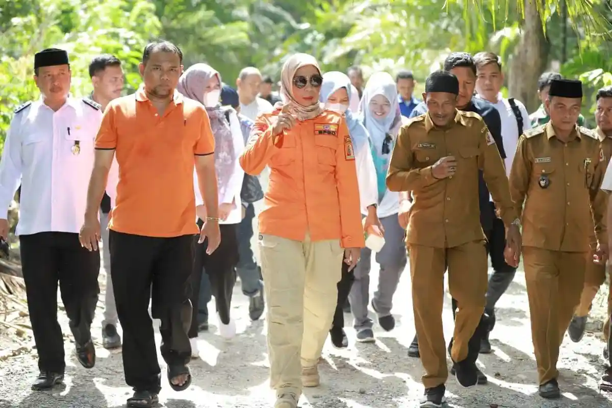 Pj Bupati Nagan Raya Tinjau Erosi Gerus Jalan Lamie-Langkak di Gelanggang Gajah, Begini Tanggapannya