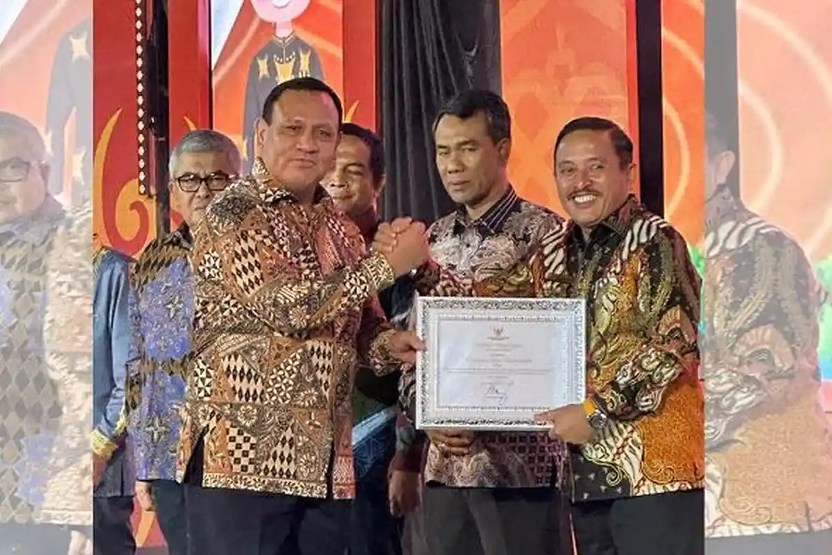 KPK Beri Penghargaan kepada Wali Kota Subulussalam, Kategori Peringkat Tertinggi MCP se Aceh