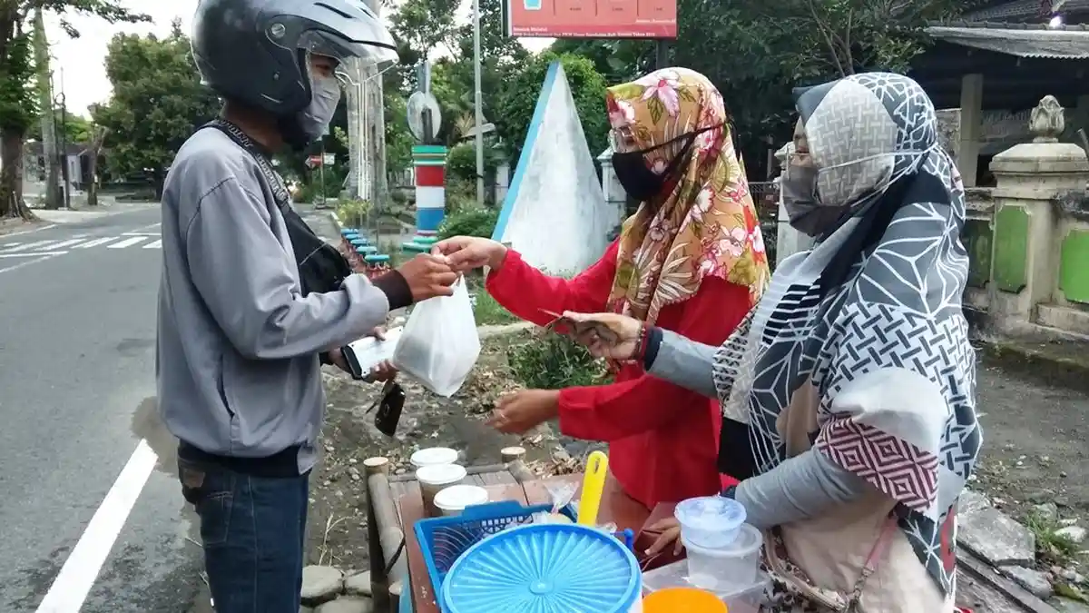 Es Buah dan Es Cincau Menjadi Menu Tajil Paling Diminati Pembeli di Sini