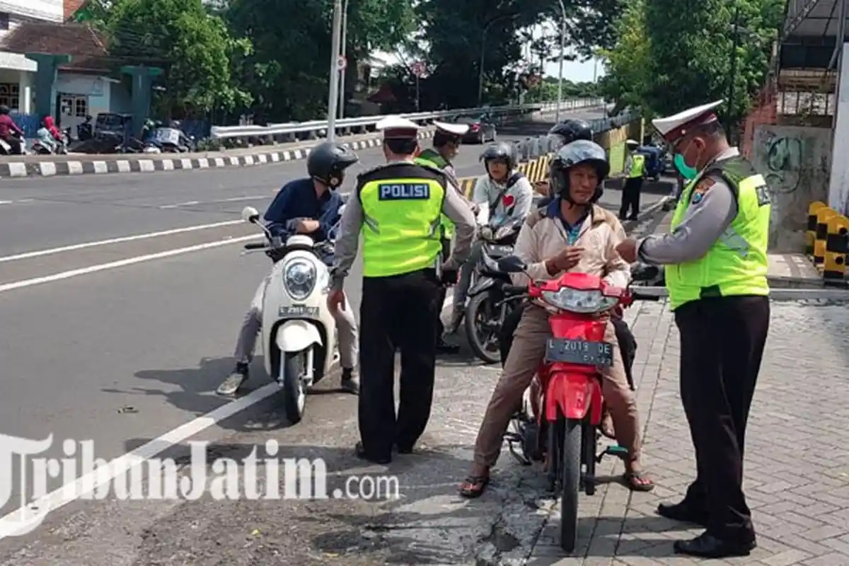 Nekat Melintas di Fly Over Jalan Ahmad Yani Malang, 21 Pengendara Motor Ditilang Polsek Blimbing