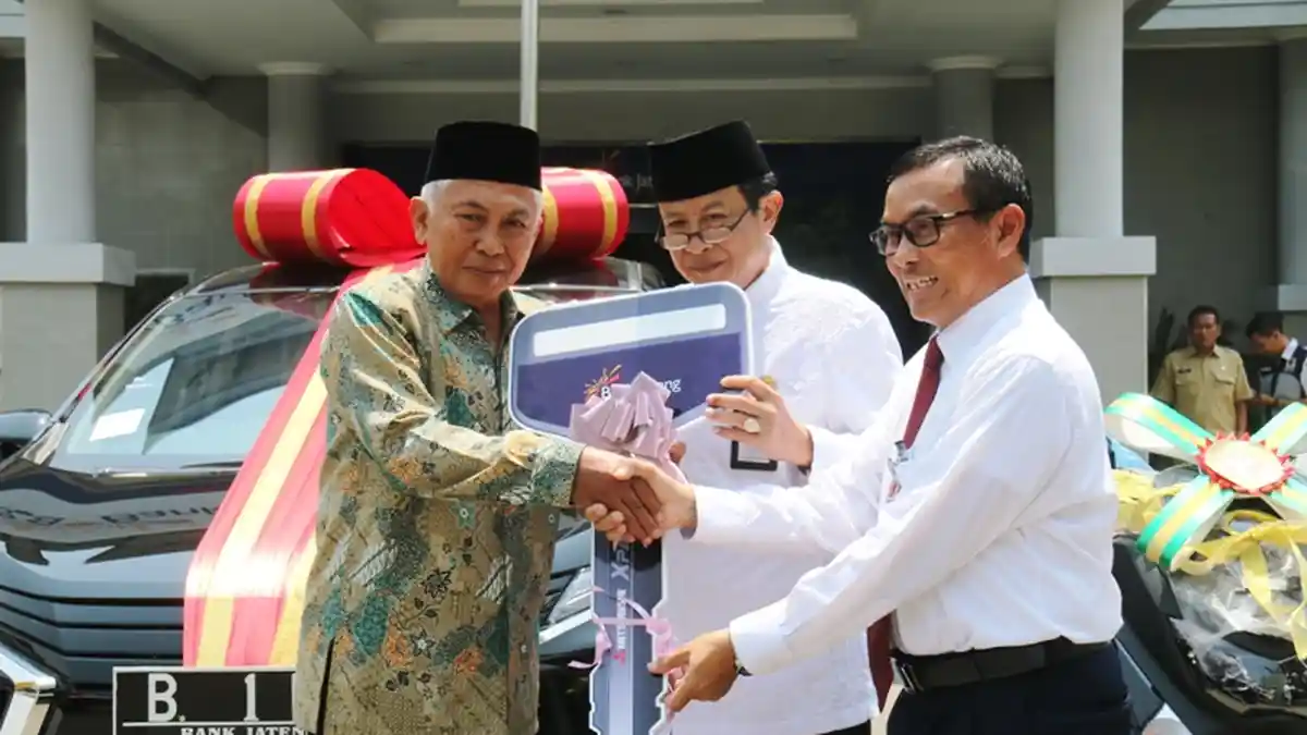 Mata Pensiunan PNS Ini Berkaca-kaca Saat Menerima Hadiah Mobil dari Bank Jateng  