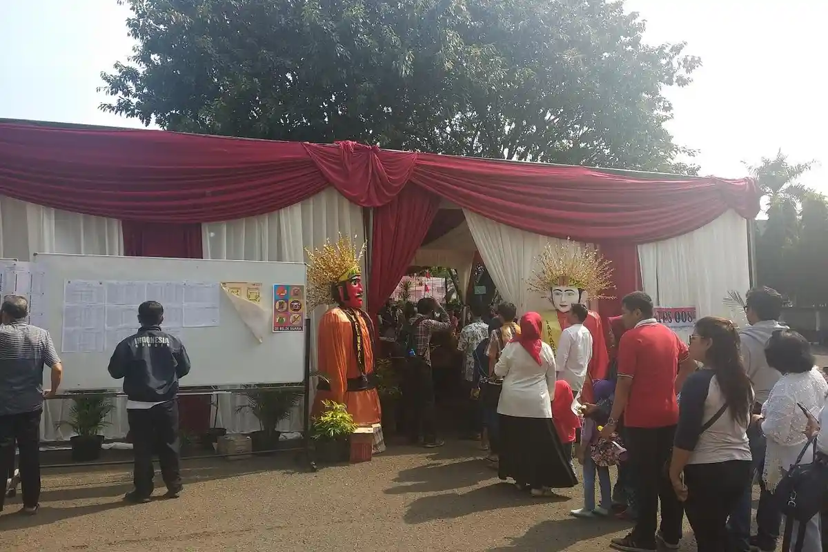 Membandingkan TPS di Tempat Jokowi, Sandi dan Megawati Mencoblos: Ada Ondel-ondel hingga Wayang