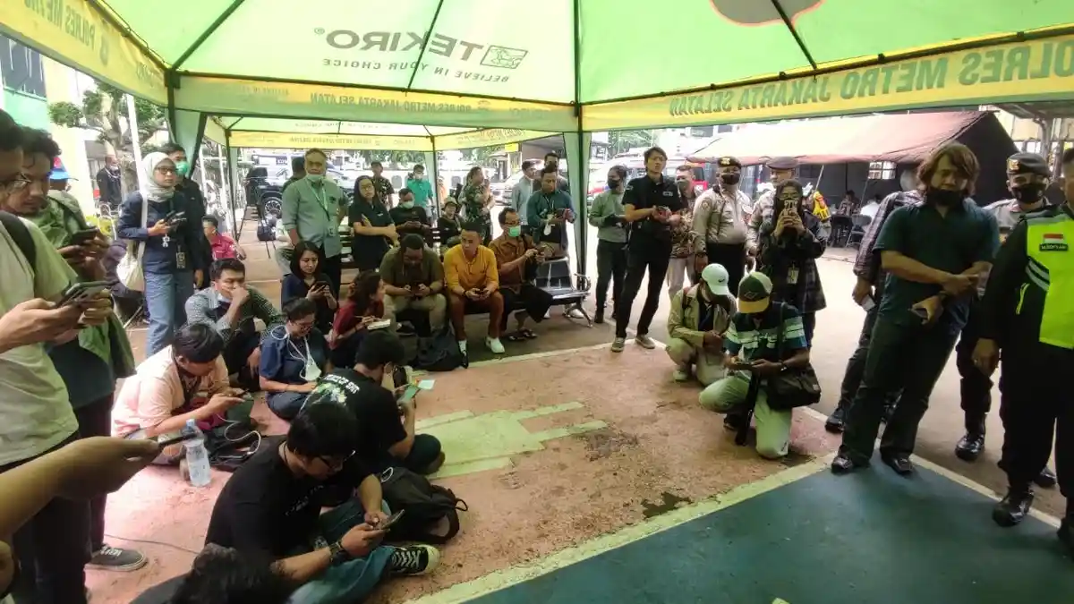 Begini Suasana Persidangan Bharada E di PN Jaksel, Warga, Wartawan Hingga Polisi Nonton Bareng