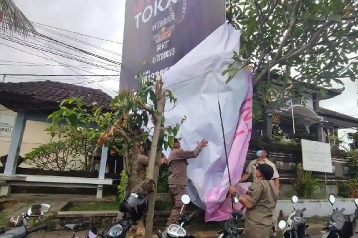 Puluhan Baliho dan Spanduk yang Telah Kadaluarsa Dicopot Satpol PP Tabanan Bali