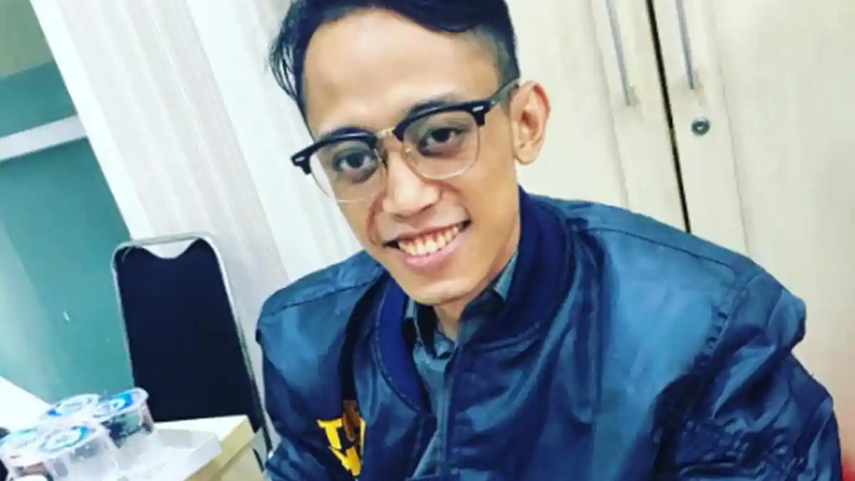 Ario Kiswinar Posting Foto Sedang Pegang Kotak Ini, Netizen Tuding Aji Mumpung