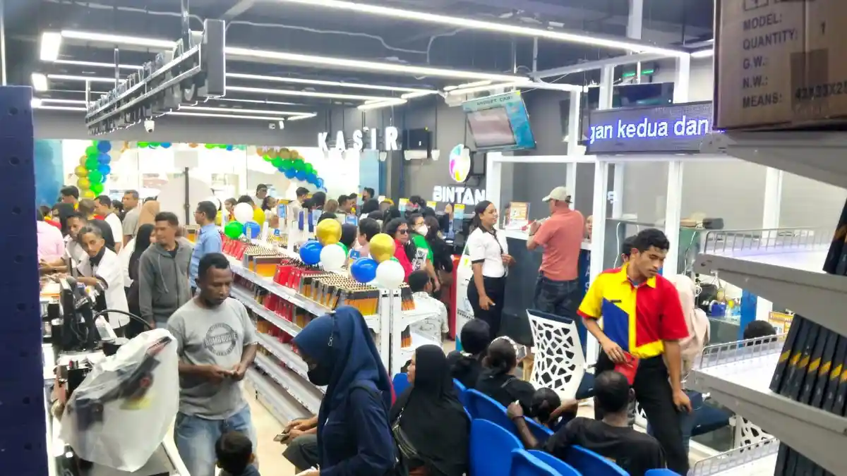 Harga Terjangkau, Ratusan Warga Ambon Padati Grand Opening Toko Bintang