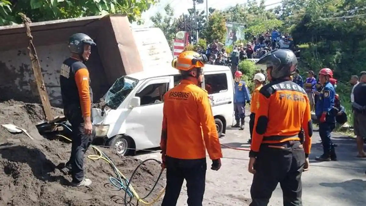 BREAKING NEWS: Kecelakaan di Semarang, Truk Pasir Terguling Timpa Mobil Ekspedisi, Sopir Tergencet