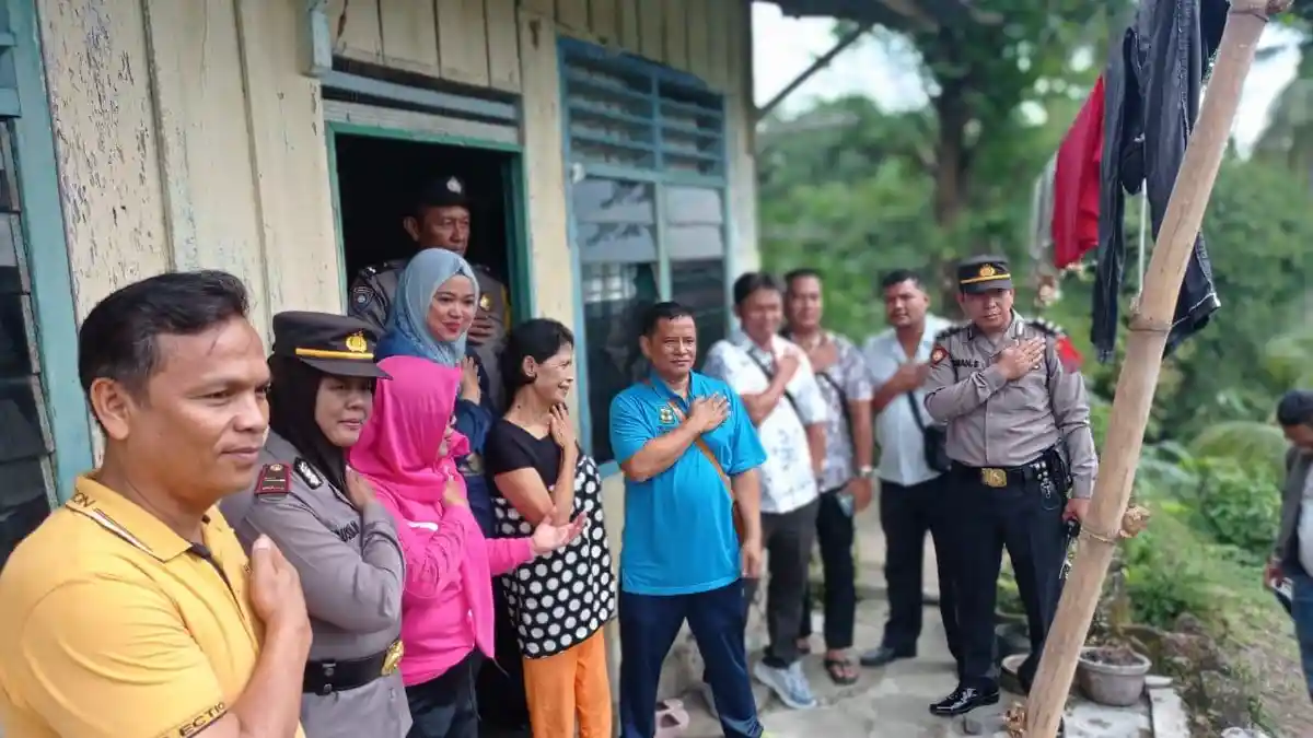 Kapolsek Siantar Barat Bantu Lansia Korban Bencana 