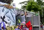 Monumen Tragedi Kanjuruhan Disamping Patung Kepala Singa