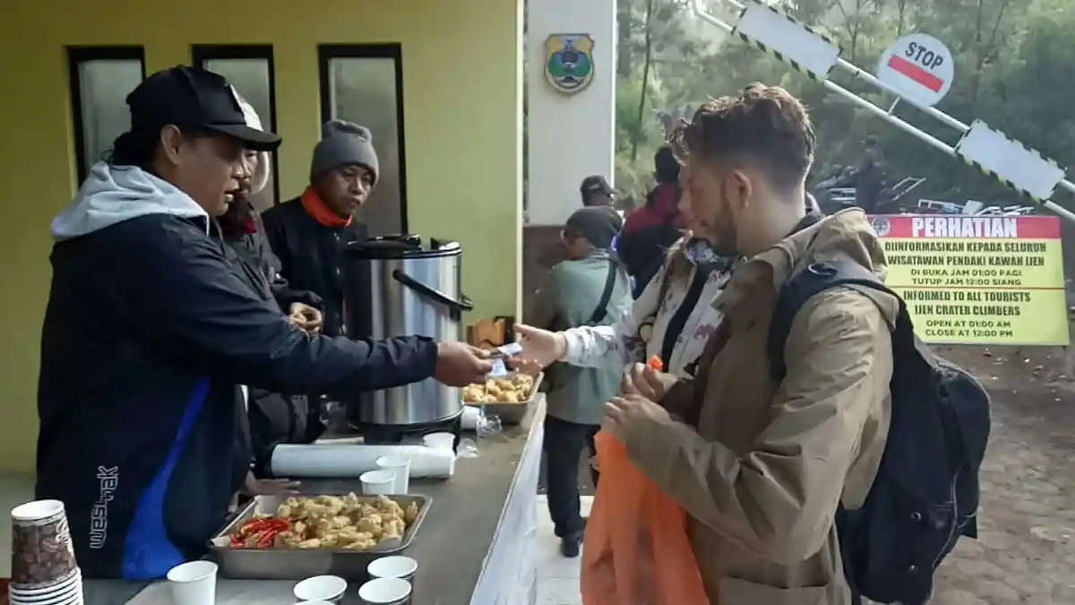 Komunitas Jeep Ajak Wisatawan Bersih-bersih Sampah Kawah Ijen