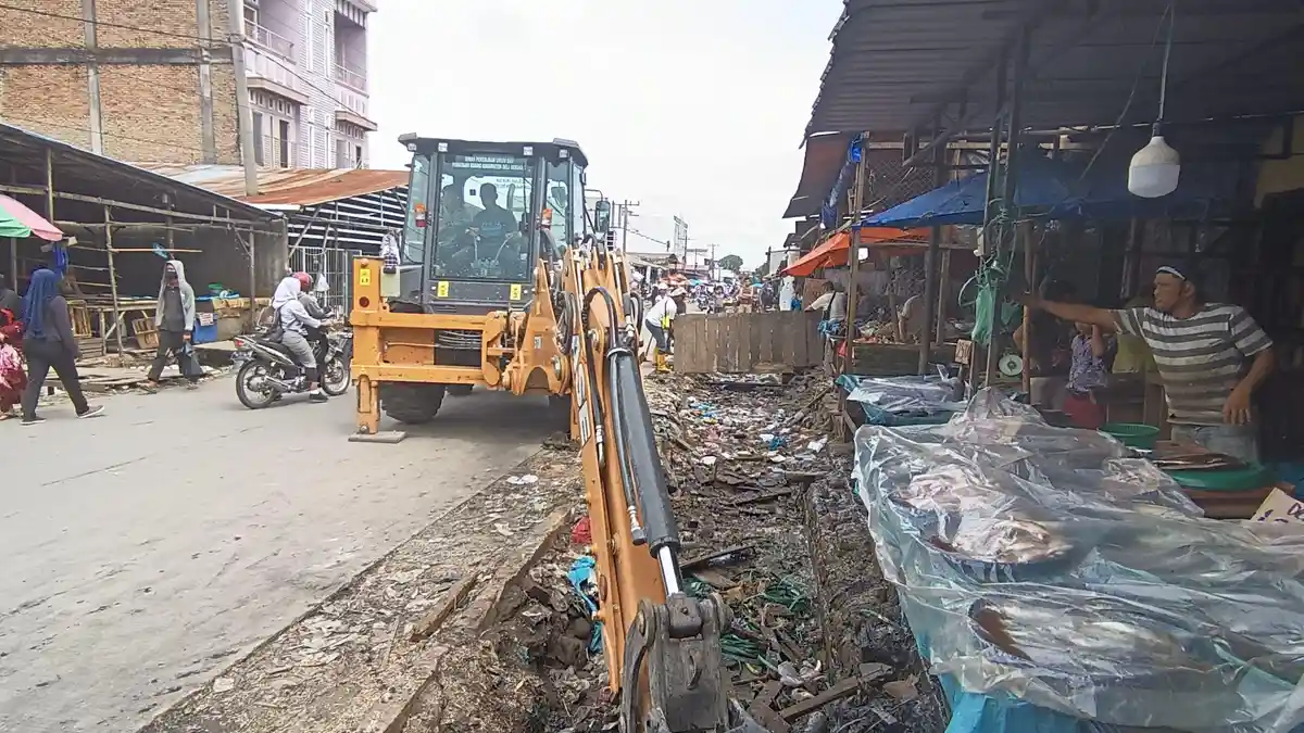 Kerap Kucing-kuncingan dengan PKL, Petugas Trantib Akhirnya Tertibkan Lapak Liar di Pasar Gambir