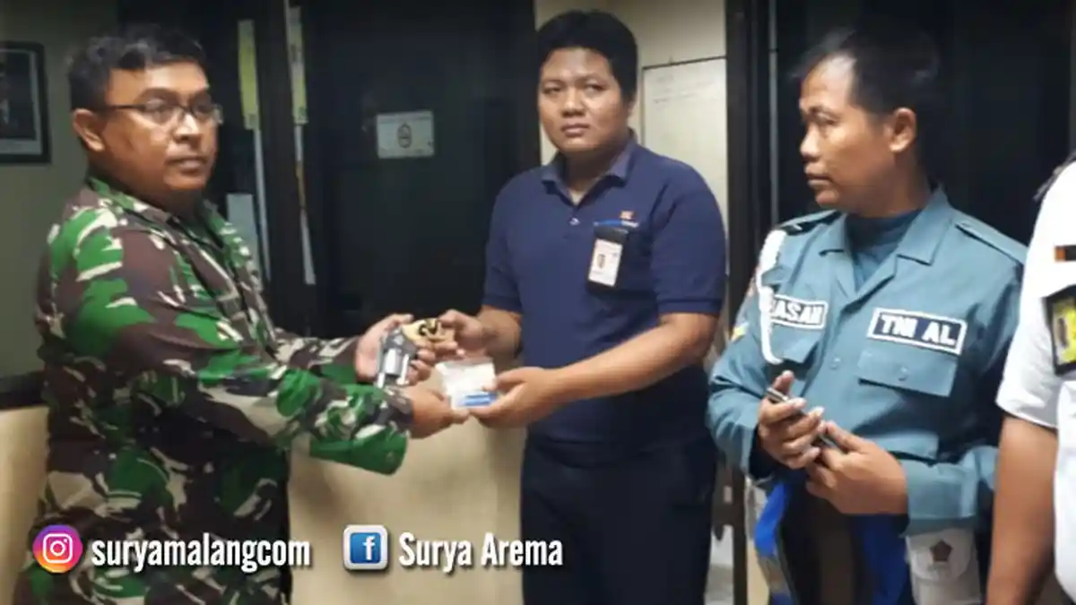 Paket Kiriman Tertulis Spare Part Ternyata Berisi Pistol dan Peluru Bercampur Batu-bata