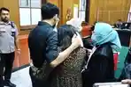 Dua-aktor-video-kebaya-merah-berpelukan-mendengar-vonis-dua-tahun-penjara.jpg