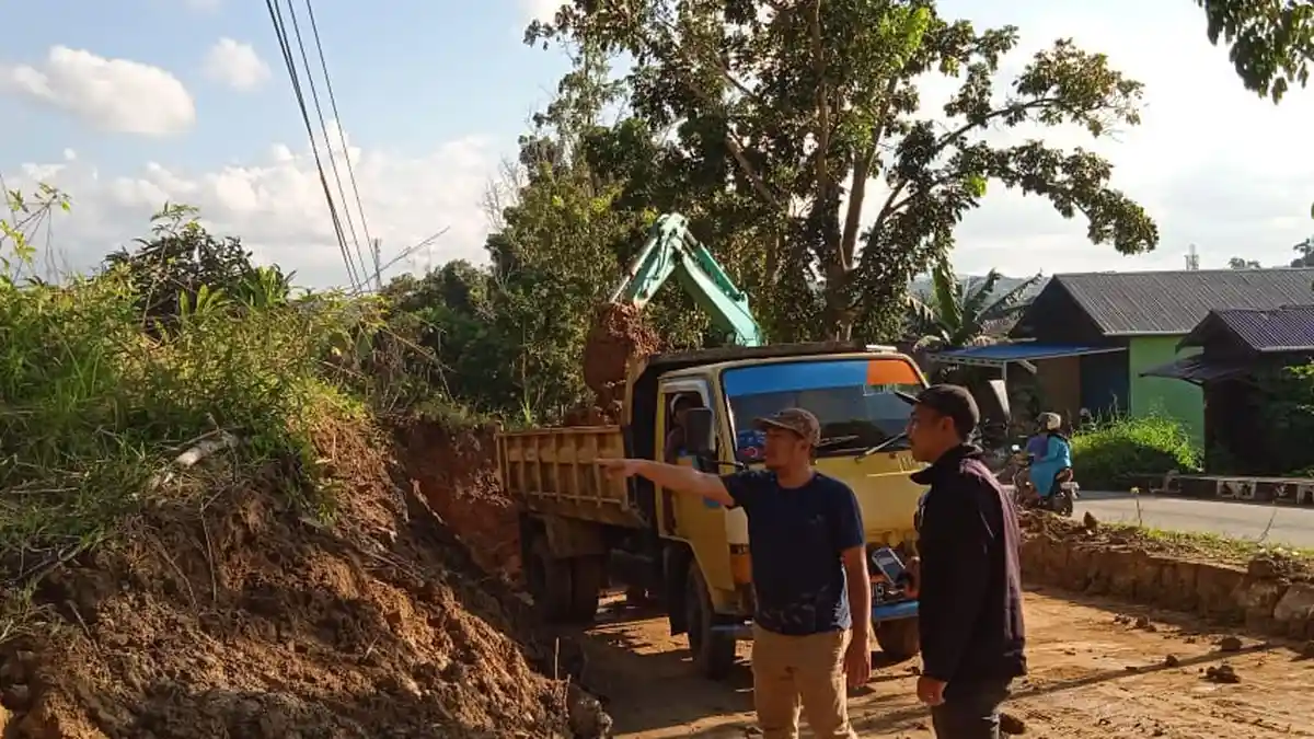 Dinas PU Kukar Turunkan TRC Angkut Material Longsor di Jalan Ahmad Yani Tenggarong