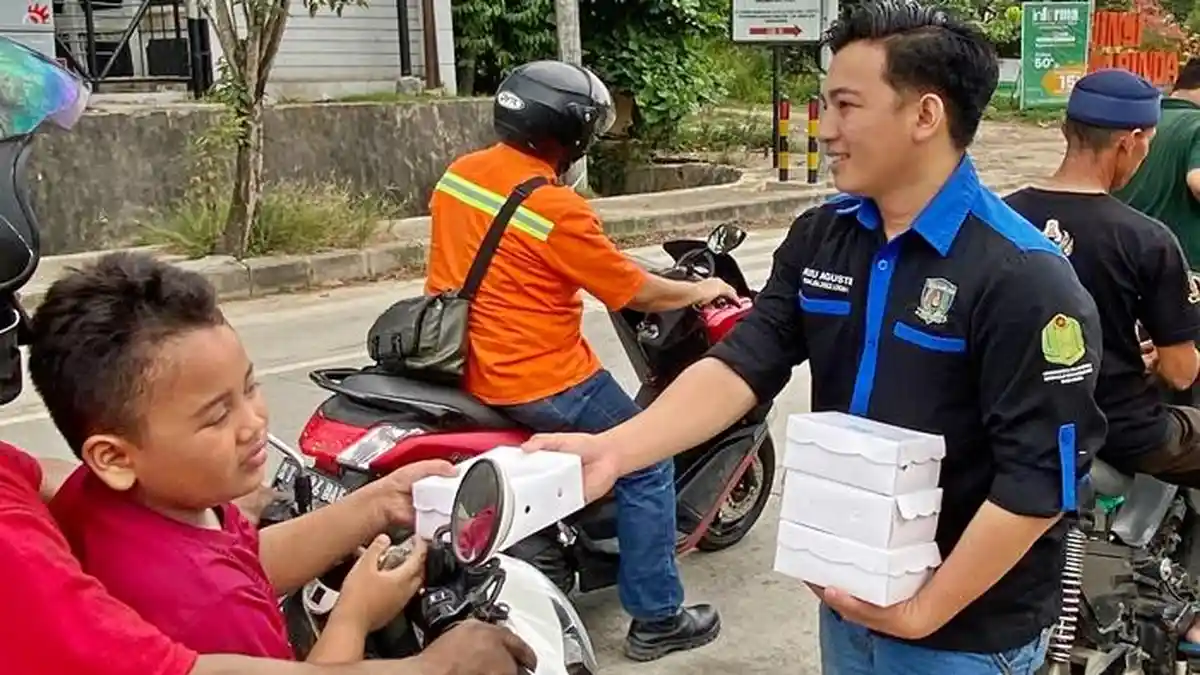 Berbagi 100 Takjil Ramadhan di Samarinda Seberang, Diinisiasi Mahasiswa dari UINSI